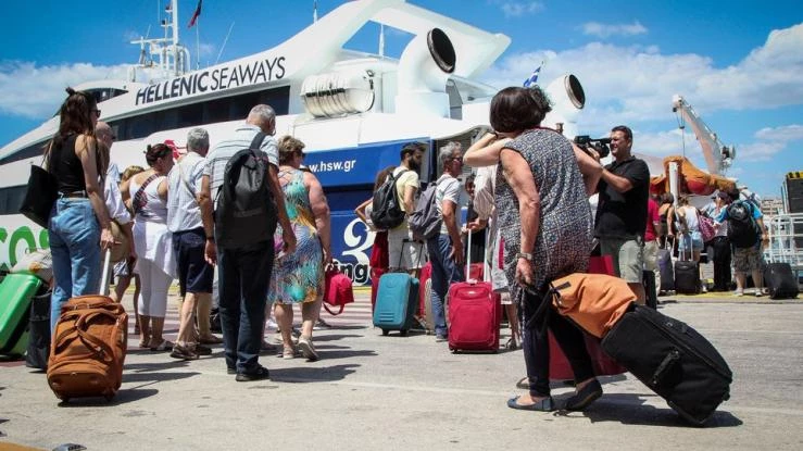 Ουρές στα λιμάνια – Η πρώτη μεγάλη έξοδος των αδειούχων – Στο 90% η πληρότητα για τα νησιά